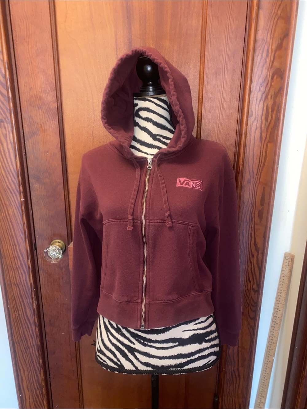 Vans Women's cropped Zip-Up Hoodie in Maroon